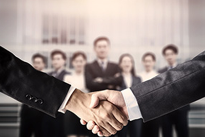 银行可否对信用卡逾期者上门至工作单位或住所？